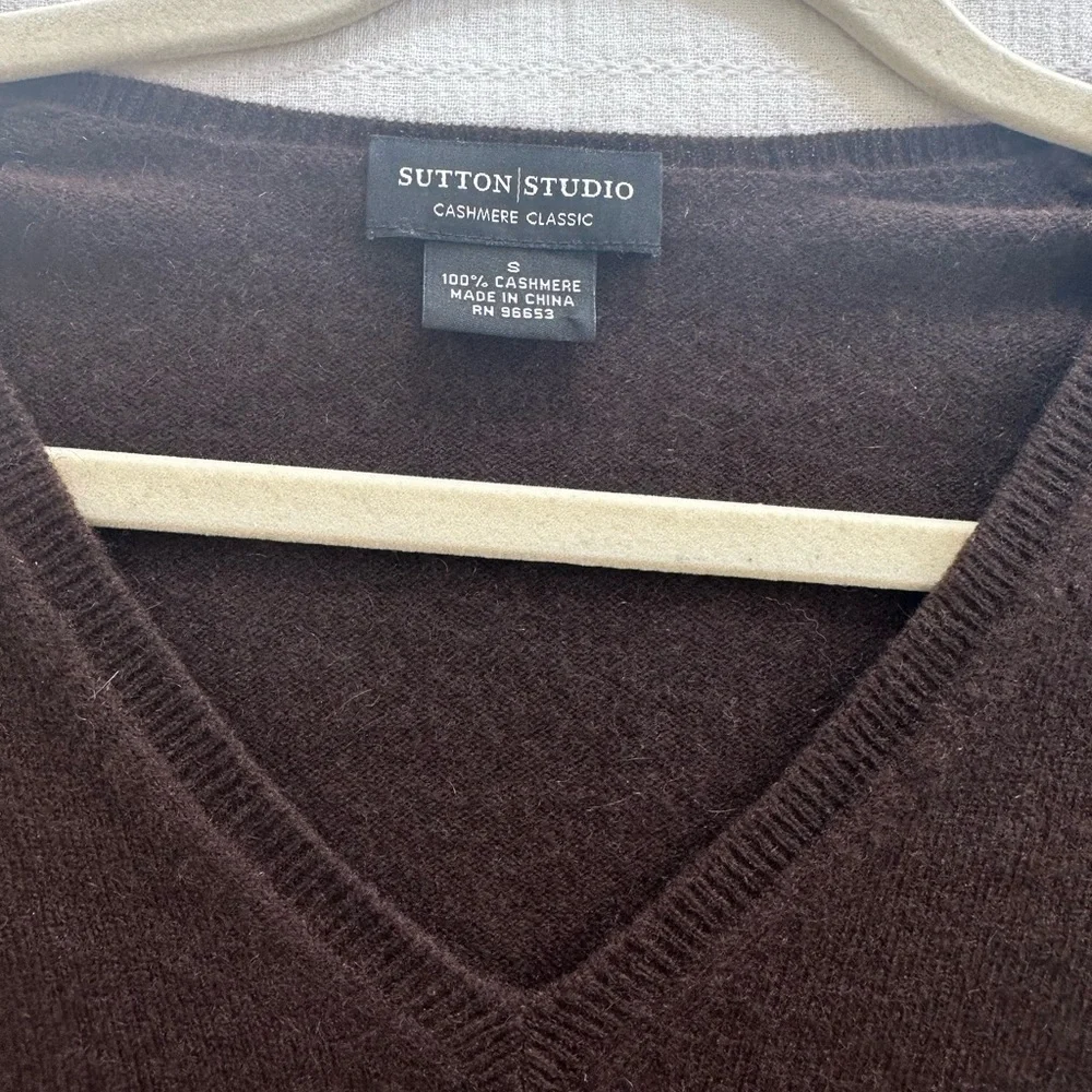 Women's Brown V-Neck Cashmere Sweater - Picture 3 of 4